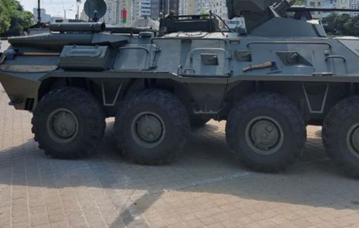 БТР переехал легковушку с людьми в российском городе БТР