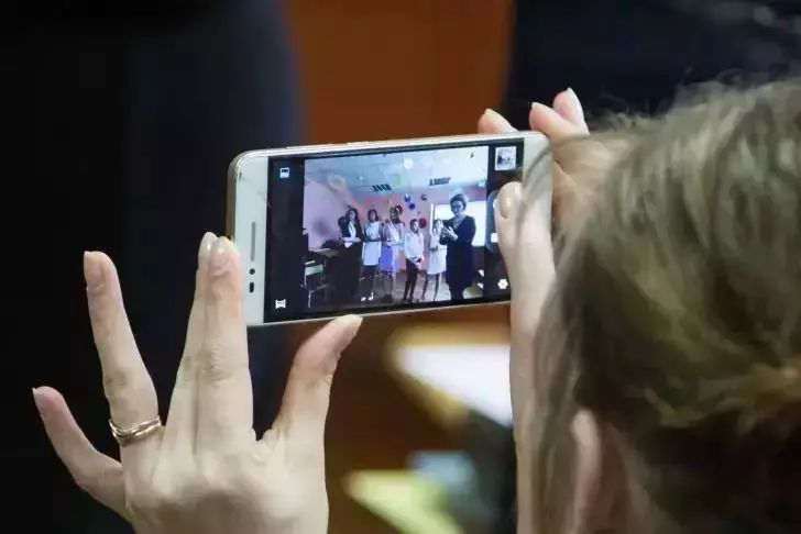 Как размыть фон на селфи за секунду: выбери «Глубину» в камере смартфона телефон