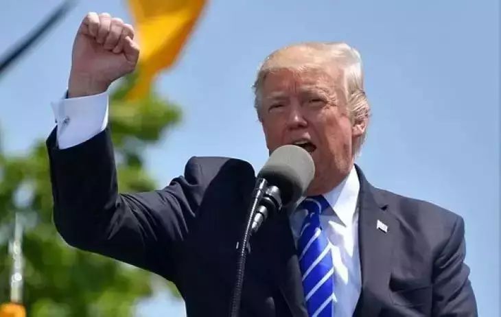 Трамп посмеялся над Вэнсом из-за его носков с изображением клевера Трамп