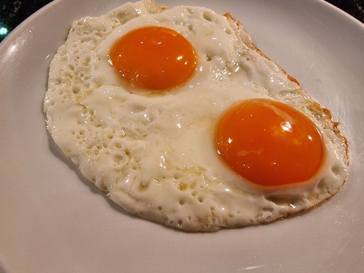 Секреты поваров мишленовских ресторанов: как превратить обычную яичницу в шедевр за 5 минут Яичница