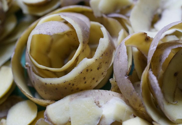 Выбрасываете кожуру? Зря! 5 продуктов, чьи отходы полезнее мяса очистки