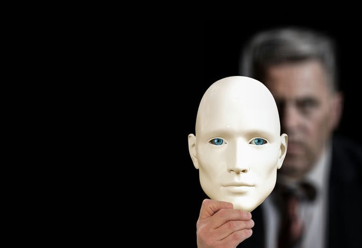 Зачем враги притворяются друзьями: темный психологический трюк, о котором молчат притворство