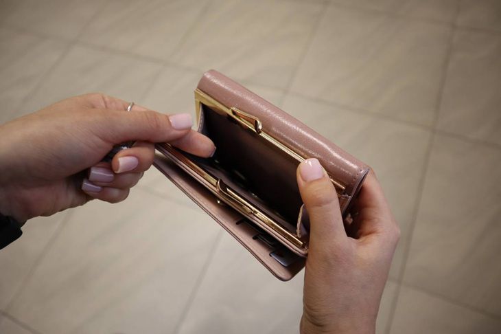 Женщина случайно обнаружила в кошельке лотерейный билет на 16 млн рублей Кошелек