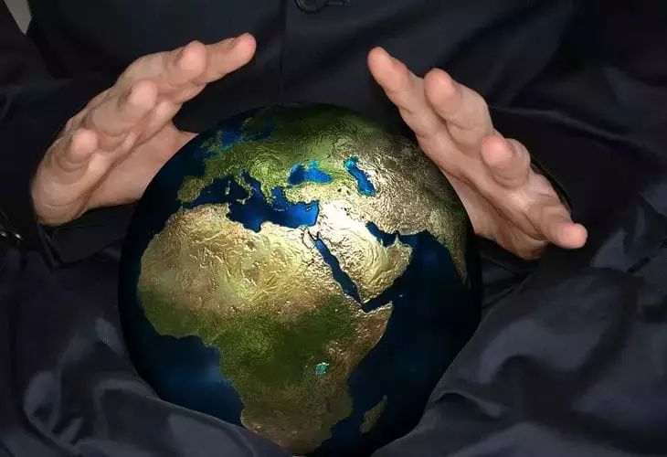 Женщина, которая разговаривает с «духом» раскрыла, когда наступит конец света руки