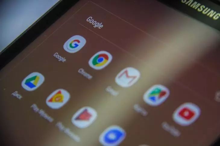 Батарея смартфона теряет заряд из-за трех ошибок: отключите утечку, чтобы не остаться без связи телефон