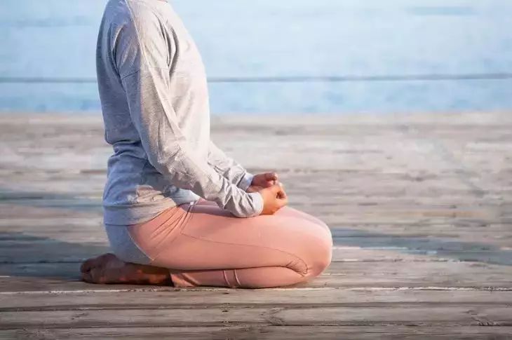 Никакого раздражения: 3 простых движения сразу вернут активность и снимут стресс женщина