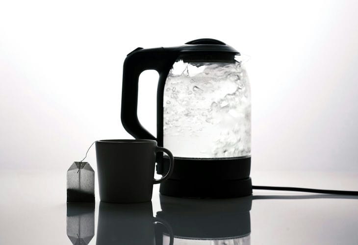 Как спасти прозрачный чайник от накипи без химии: секрет уже есть на вашей кухне чайник