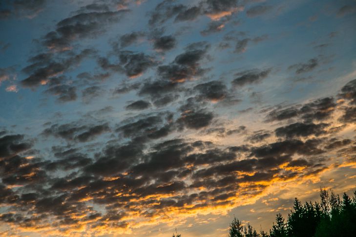 Народные приметы на 23 июня 2025 года: о чем говорят белые тучи, плывущие в небе перед синими облака