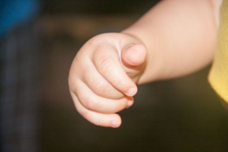 Женщина возмущена: подруга испортила ей день рождения, заставив нянчиться с ребёнком ребёнок