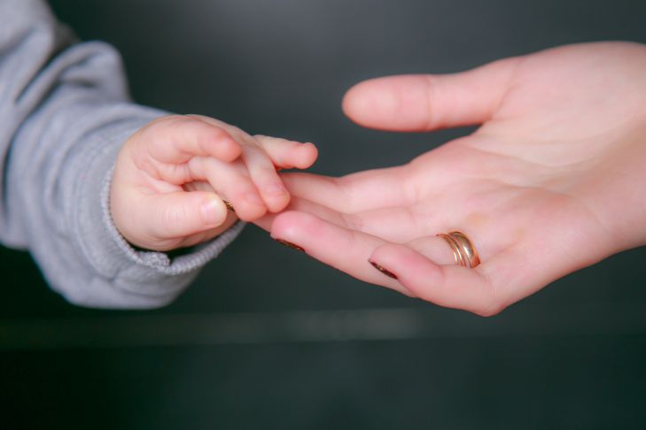 Мать борется за сына, пока свекровь отвергает её методы воспитания руки