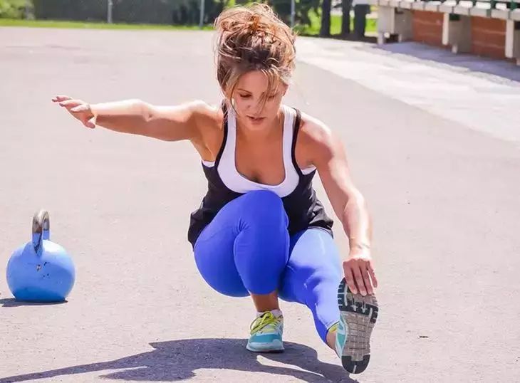 Сколько приседаний вам должно быть под силу после 50 лет: эти цифры многое расскажут о вашем здоровье женщина