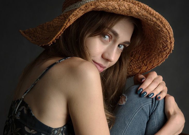 Тени сомнений: три тревожных сигнала тела, что низкая самооценка крадет ваше здоровье Женщина