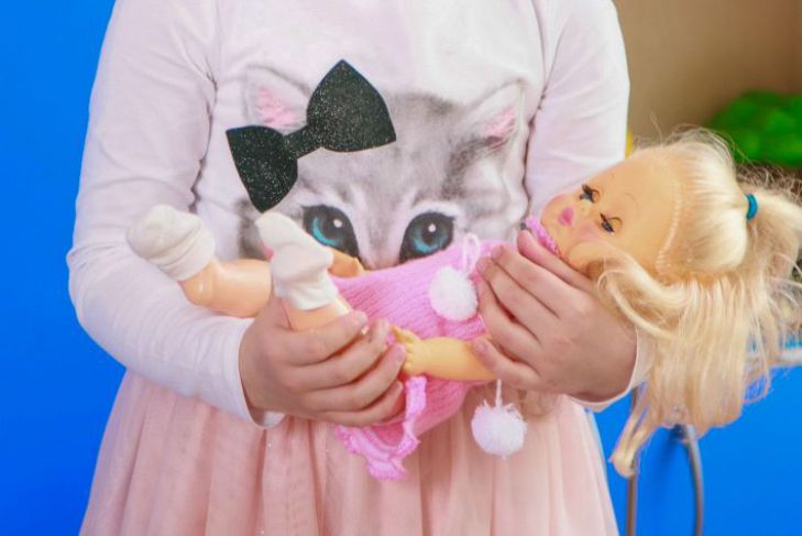 Папа превращает дочь в маленькую принцессу, а маме приходится бороться с хаосом вседозволенности девочка