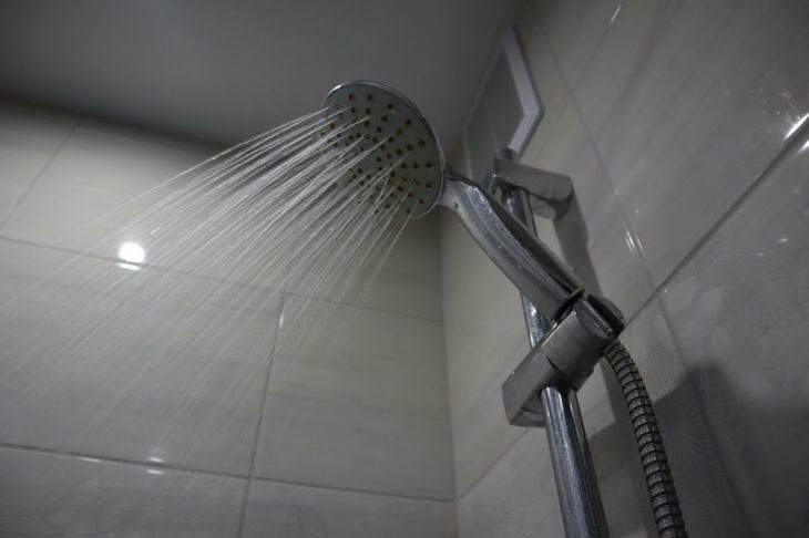 Как почистить душевую лейку лимонной кислотой: пошаговый метод без разборки душ