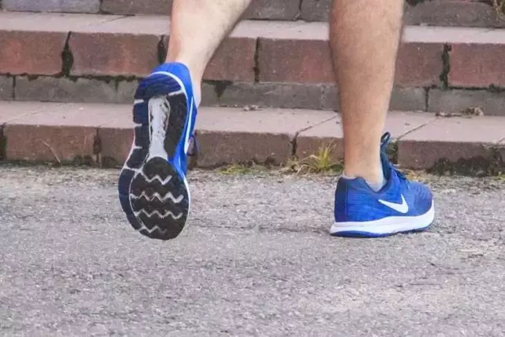 Как сохранить здоровье ног: 5 ошибок, которые лишают подвижности в старости ноги