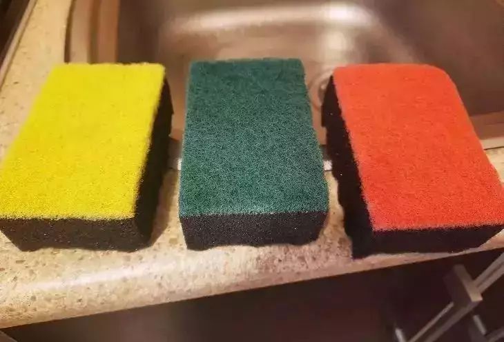 Зачем класть кухонную губку в морозилку: теперь вы так будете делать постоянно губка