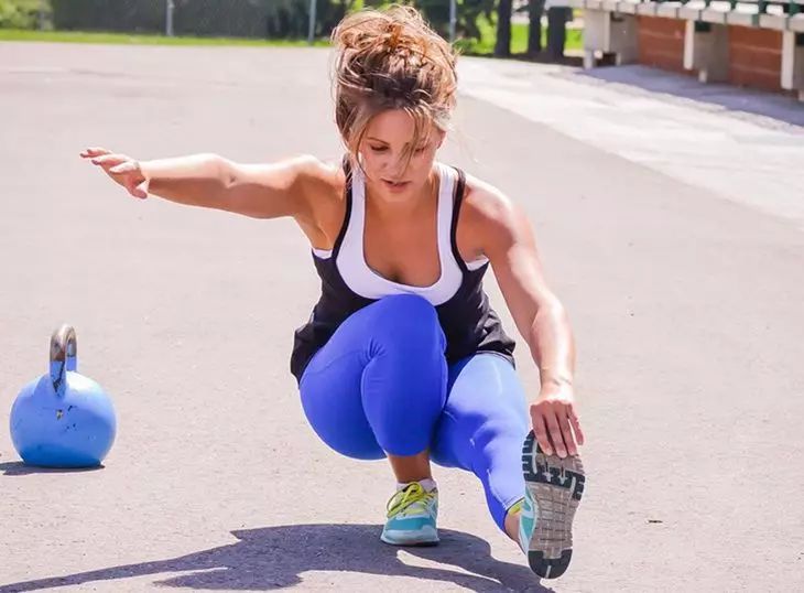 Как сделать ноги стройными и подтянутыми: простой прием для видимого эффекта — без тренажерки и диет женщина