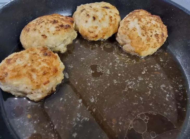 Чем заменить батон в котлетах: 3 вкусные добавки, которые делают фарш пышным и сочным без хлеба котлета