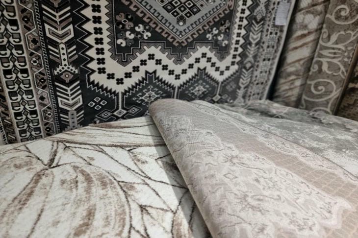 Почему большие ковры визуально увеличивают комнату: секрет создания простора в малогабаритках ковер