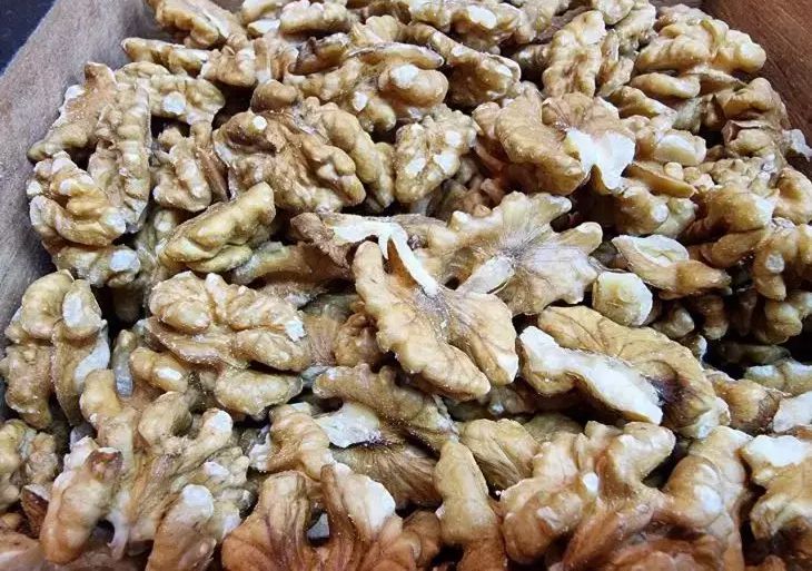 Почему орехи лучше замачивать в горячей воде и какую пользу это дает организму орехи