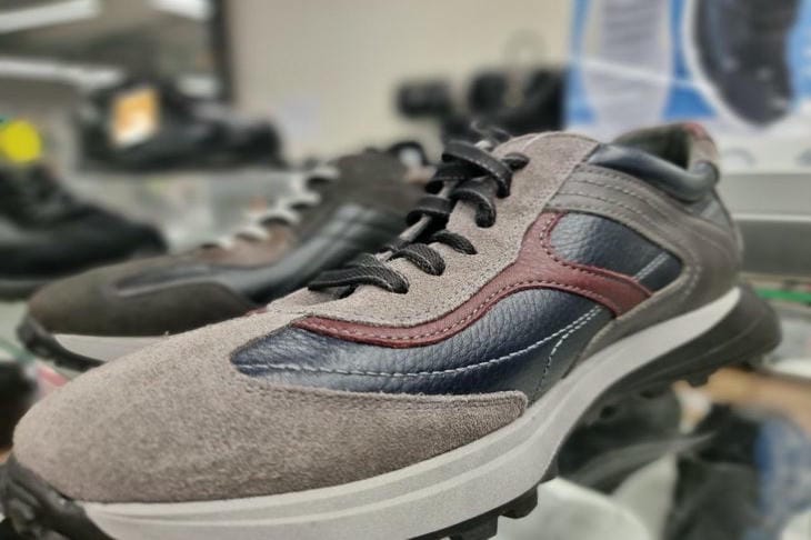 Как убрать неприятный запах из кроссовок: проверенные методы с углем и заморозкой обувь