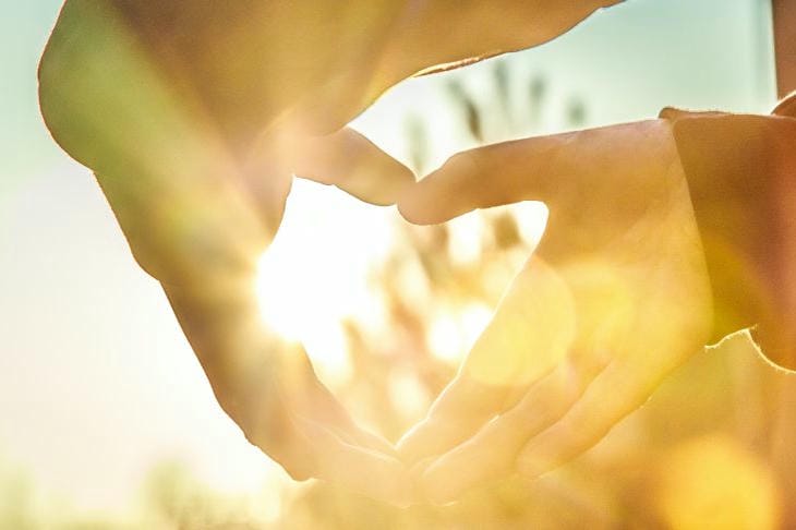 Что делать при первых признаках теплового удара: алгоритм доврачебной помощи шаг за шагом руки