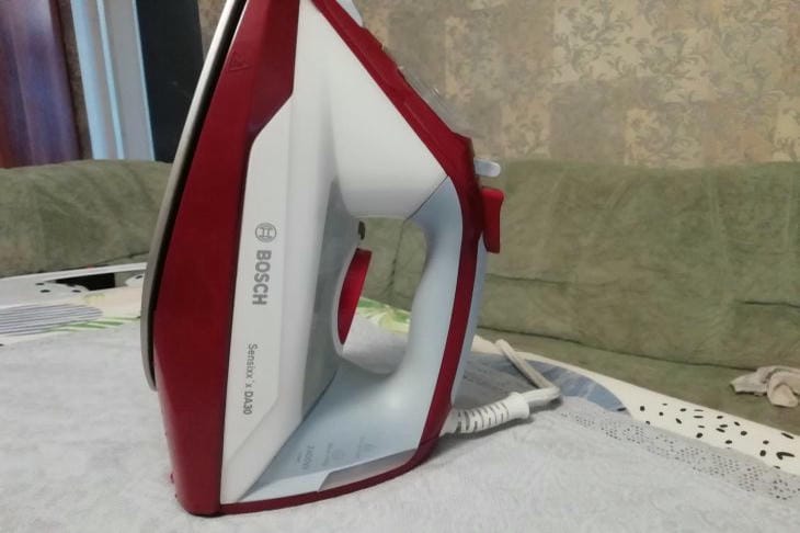 Что делать, если утюг оставляет следы: очистка подошвы от пригоревшей ткани и налета утюг