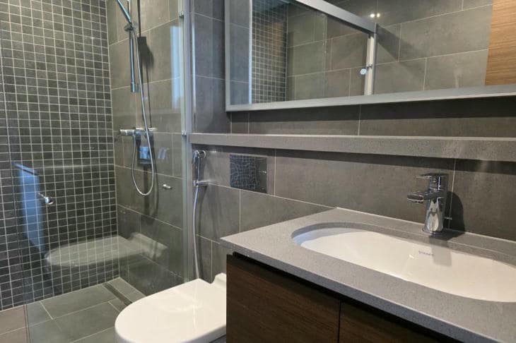 Почему в ванной портится мебель: физика влажности и как выбрать стойкие материалы комната