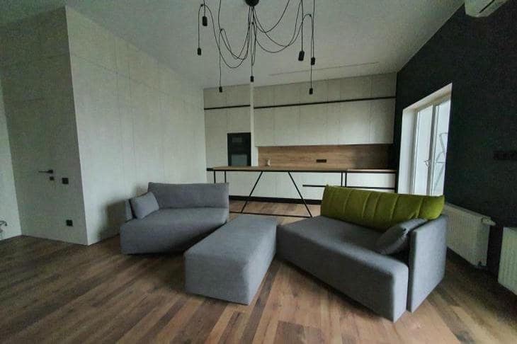 Почему розетки размещают на высоте 30 см от пола: скрытые преимущества евростандарта для уборки и мебели комната