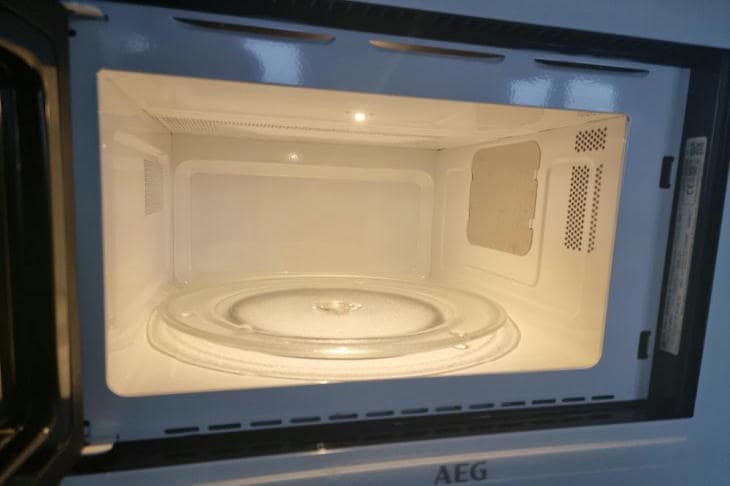 Как почистить микроволновку без химии: почему пар от кипятка справляется лучше гелей микроволновка