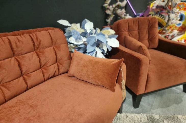 Почему диван на тонких ножках: секрет визуальной легкости и стиля в вашей гостиной диван