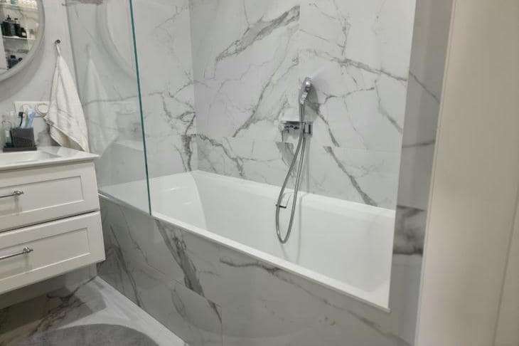 Почему в вашей ванной не хватает теплого света: как рассчитать количество источников для расслабления комната