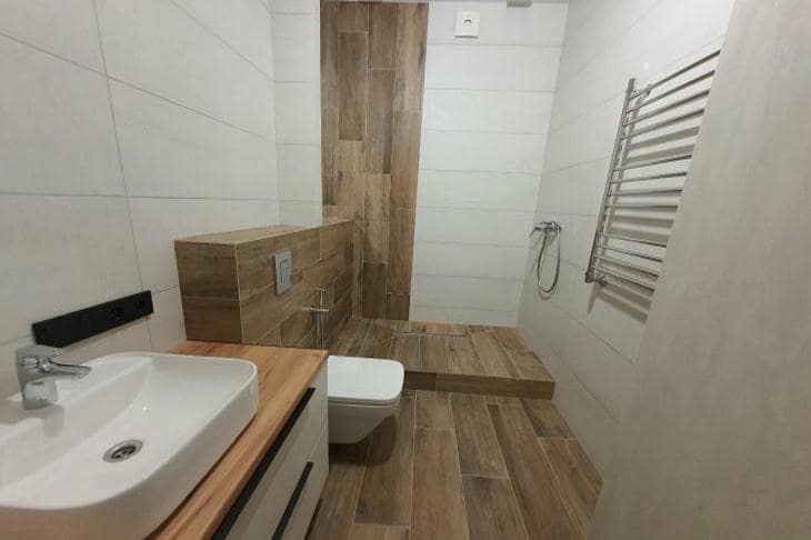 Почему в маленькой ванной нужна большая плитка: принцип визуального расширения пространства комната