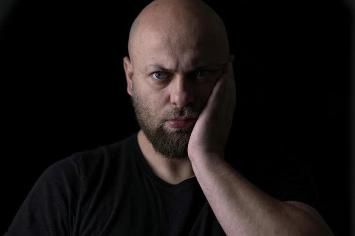 Что делать, если постоянно болит шея: 3 простых упражнения для снятия напряжения мужчина