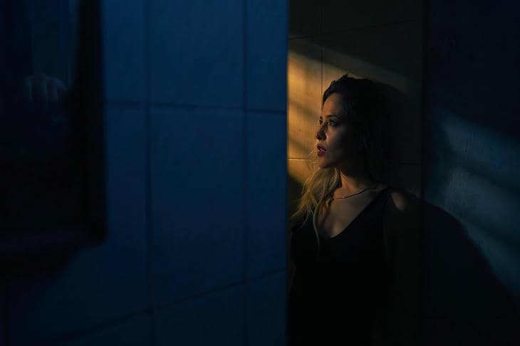 Как минута тишины в день меняет архитектуру мозга: нейронаука о внутренней тишине девушка