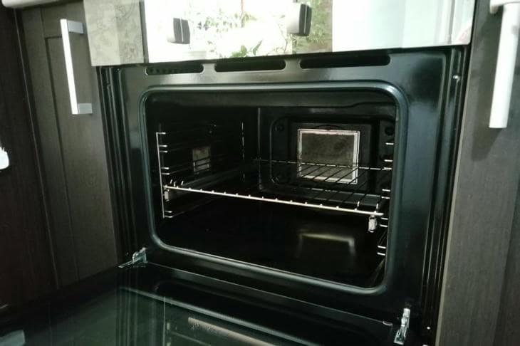 Почему сода и уксус проигрывают современным средствам для чистки духовки: мнение опытной хозяйки духовка