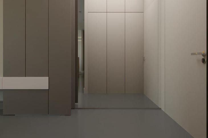 Пустой контейнер на дверце: гениальный трюк для тех, кто вечно все забывает дверь