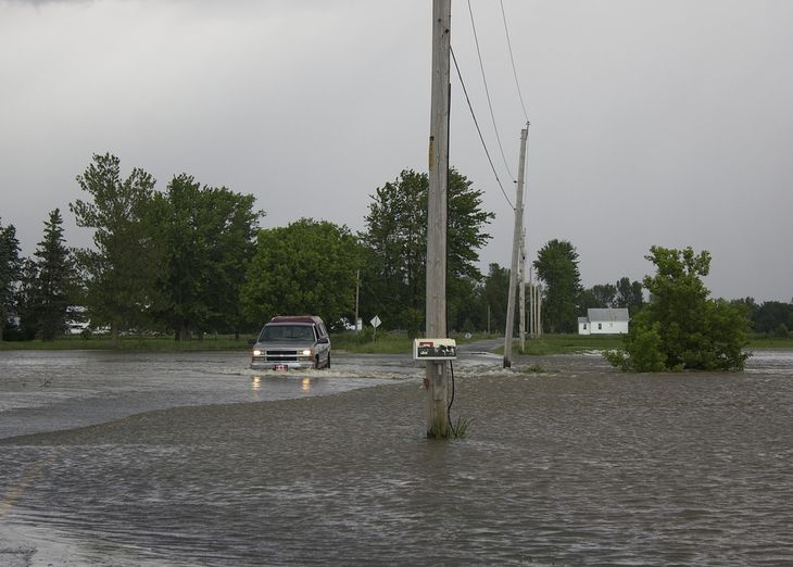 В Индонезии погибли не менее 80 человек из-за наводнений: спасателям мешают разрушенные дороги и нехватка техники наводнение