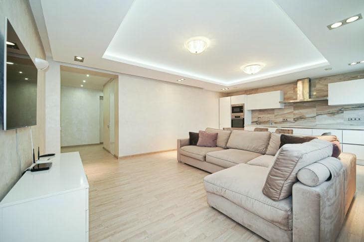 Почему светлые полы стали трендом: неочевидные преимущества светлой паркетной доски комната