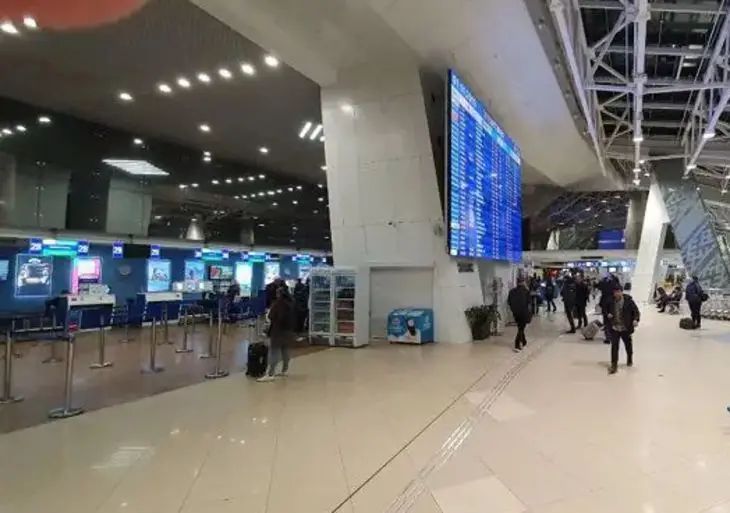 В аэропорту Мюнхена задержали тренера «Зенита» Семака с женой: причиной стали новые ограничения для россиян аэропорт