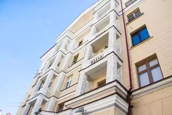 В деле о продаже квартиры Ларисы Долиной всплыла неожиданная деталь о риелторе здание