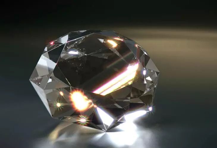 В аэропорту Германии изъяли более 11 тысяч алмазов: пассажир прилетел из Анголы с тайником в ручной клади бриллиант