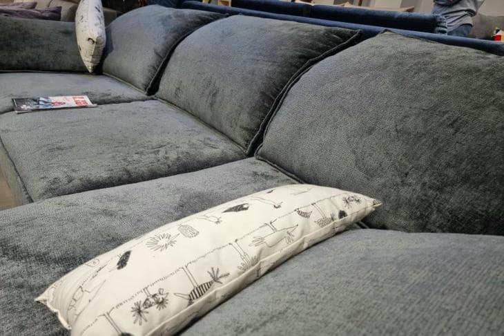 Как обычный диван может украсть метры: ошибки при расстановке мебели диван