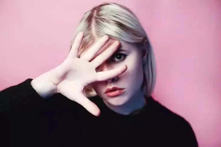 Женщина заметила знак, который игнорировала годы: история о том, как одна маленькая деталь меняет маршрут всей жизни девушка