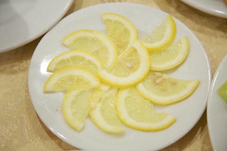 Для чего заморозить лимон целиком: открытие, которое изменит ваш чай лимон
