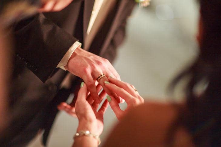 Зачем нам нужны сценарии из детства: как родительские модели управляют нашим выбором пара