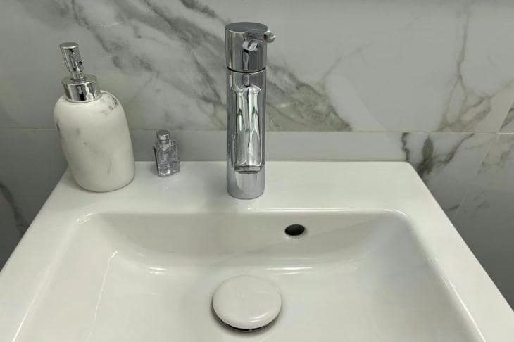 Почему чистая раковина на ночь важнее, чем вымытая посуда: ритуал, который программирует утро на порядок и спокойствие раковина