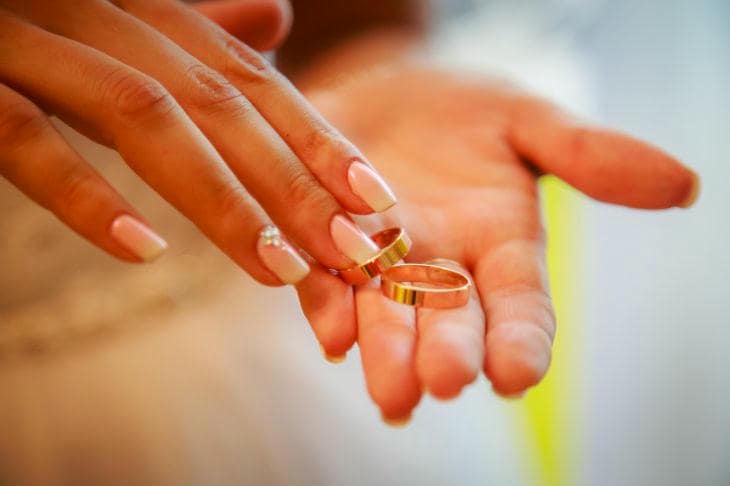 Почему соцсети становятся третьим в вашем браке: если жизнь в ленте заменяет разговор на кухне руки