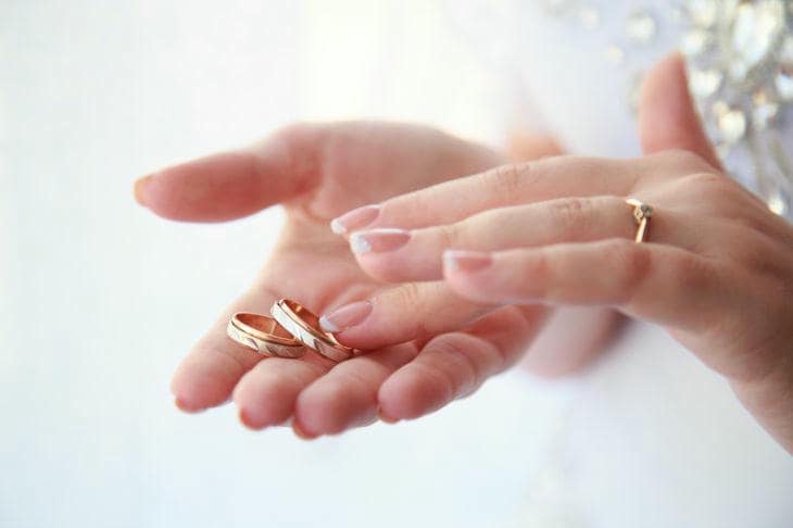 Чего ждать от брака на самом деле: как отличить здоровые отношения от социальной сказки руки