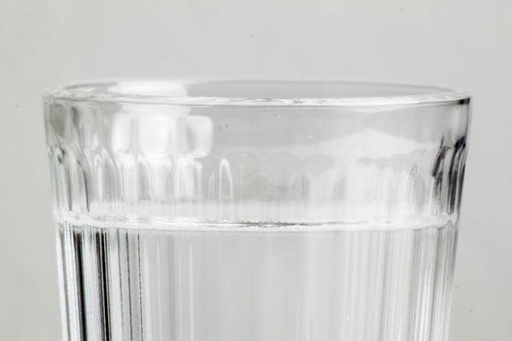 Сколько воды — это слишком: почему постоянная жажда может быть тревожным звоночком стакан